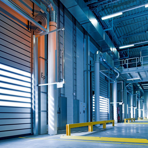 鋼材・重量物に対応したクレーン付きの倉庫を完備